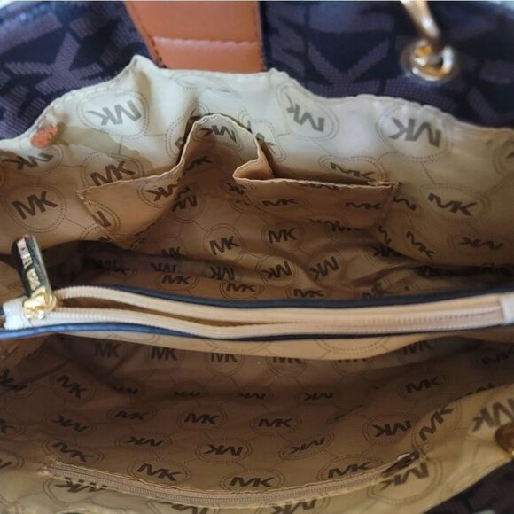 Michael Kors Shoulder bag. Like new condition. Medium size shoulder bag. - Picture 5 of 6